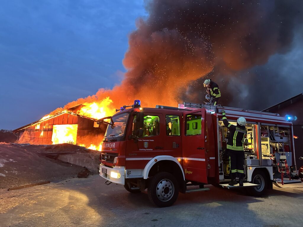 Die Vredener Feuerwehr wurde früh morgens zu einem Feuer auf einem landwirtschaftlichen Anwesen alarmiert. Foto: Freiwillige Feuerwehr Vreden