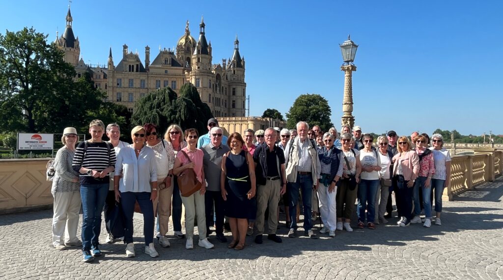 Mit dem Deutschland- und Europapolitischen Bildungswerk besuchte die Reisegruppe während der Bildungsreise Orte in Mecklenburg-Vorpommern.  