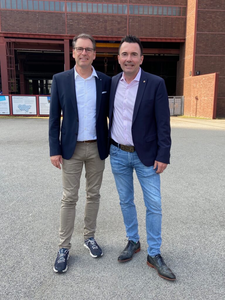 Wechsel: Christian Westhoff (links) hat das Präsidentenamt im LIONS-Club Hamaland an Sven Kruse (rechts) übergeben.