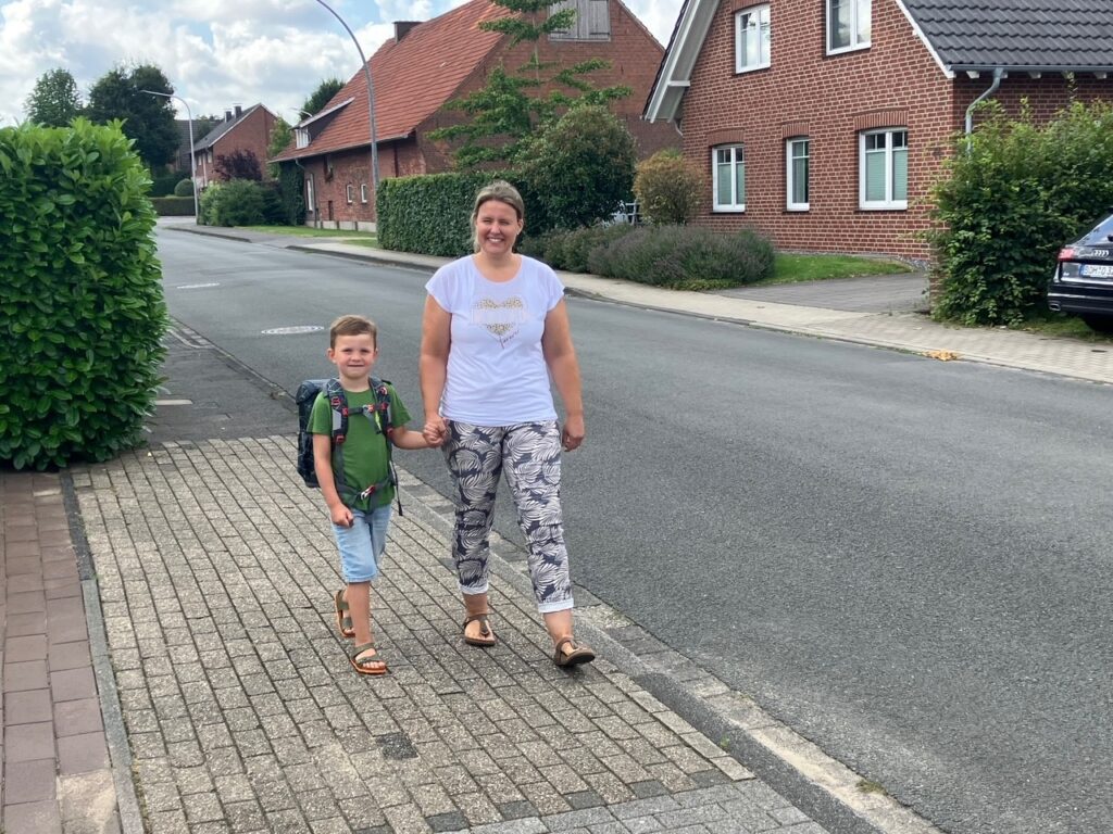 Ole aus Borken übt mit seiner Mutter schon mal den Schulweg. Verkehrsexperten raten dazu, vor dem Schulbeginn mit den künftigen Erstklässlern schon einmal den Weg zu üben, um den Kleinen Sicherheit zu geben.
