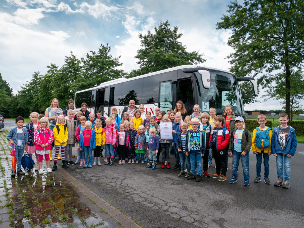 Ein ganzer Bus voll Kinder aus Graes machte sich auf en Weg zur Freilichtbühne nach Reckenfeld - mit einem Zuschuss von 50 Euro im Gepäck.