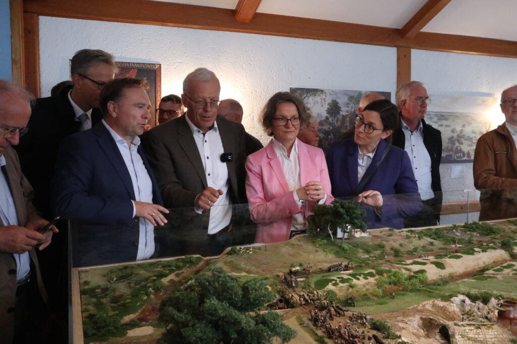 Das im Eichenhof ausgestellte Diorama zur Schlacht faszinierte die Ministerin. Foto: Stadt Stadtlohn I Angelika Gebel
