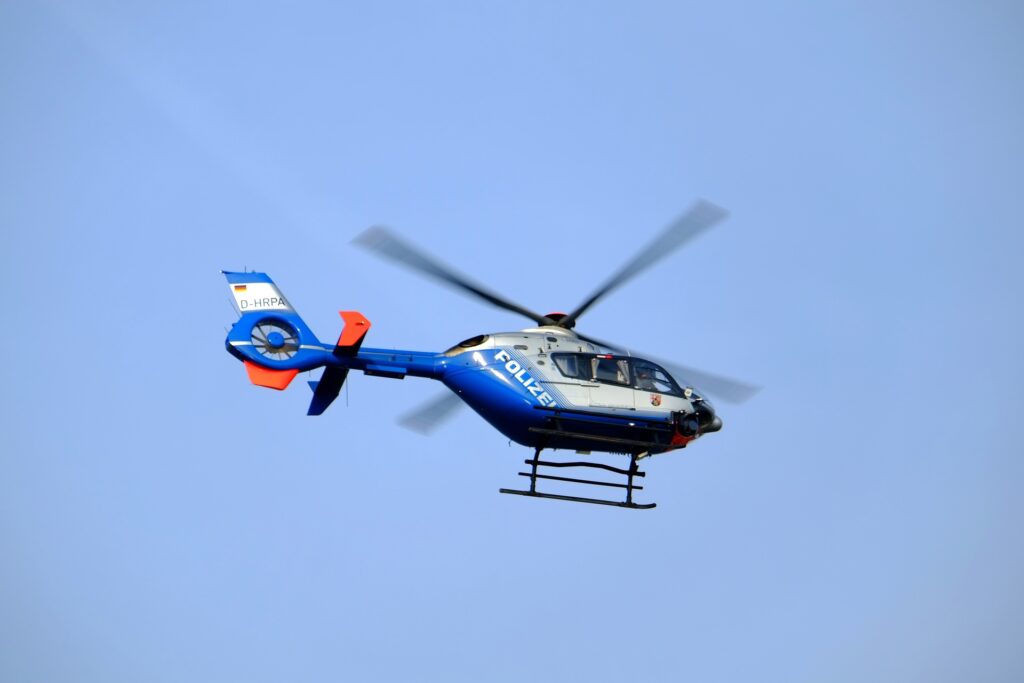 Bei der Fahndung nach dem Tatverdächtigen kam auch ein Hubschrauber der Polizei zum Einsatz. Foto: pixabay