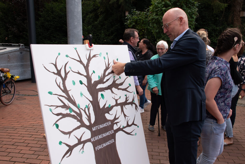 Zeichen der Verbundenheit': Heeks Bürgermeister Franz-Josef Weilinghoff hinterließ seinen Fingerabdruck auf dem 'Freundesbaum'.
