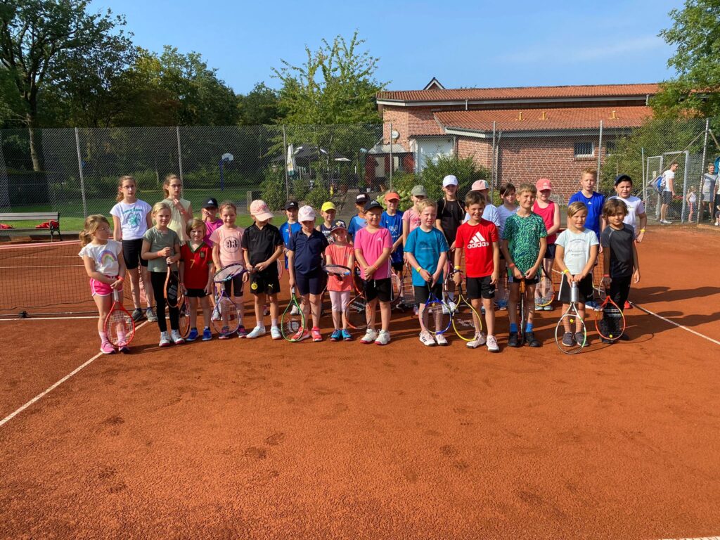 30 Kinder von umliegenden Tennisvereinen haben am Kleinfeldturnier beim VfL Ahaus teilgenommen. 180 Partien in zwei Stunden wurden gespielt.