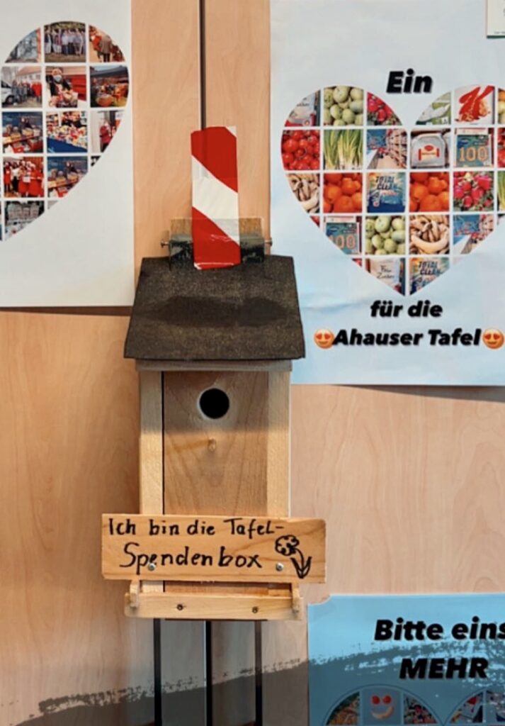 Ein Vogelhaus fungierte als Spendenbox für die Tafel - mit Erfolg. 1.000 Euro kamen zusammen, eine großzügige Spende.