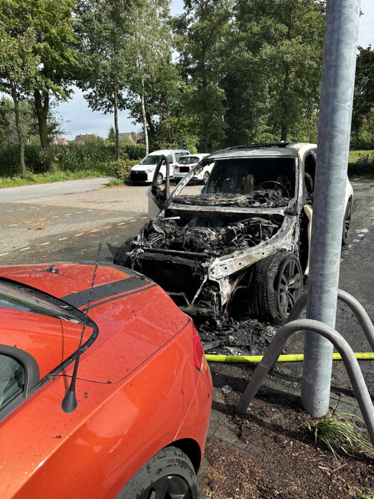 Das brennende Auto war nicht mehr zu retten. Foto: Freiwillige Feuerwehr Vreden