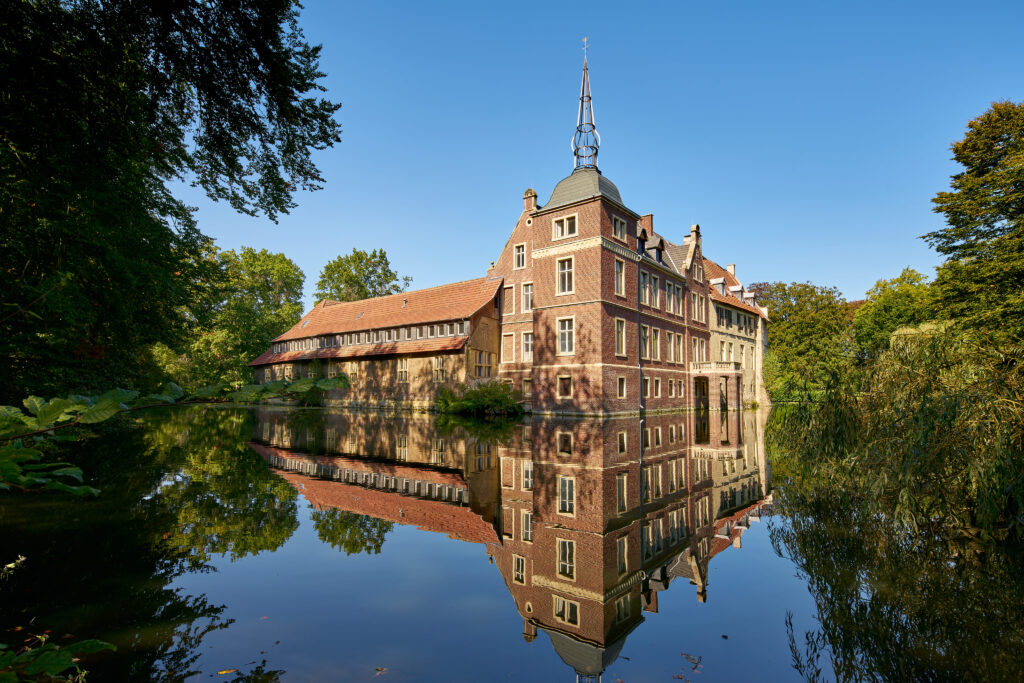 Unter anderem zum Schloss Senden führt die 26 Kilometer lange Tour im Kreis Coesfeld. Foto: Münsterland e.V./Philipp Fölting