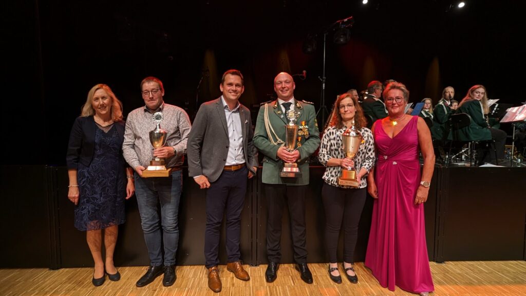 Die Sieger mit den Vertretern der Pokalstifter  beim "Grünen Abend". Foto:  Hans-Jürgen Kipker