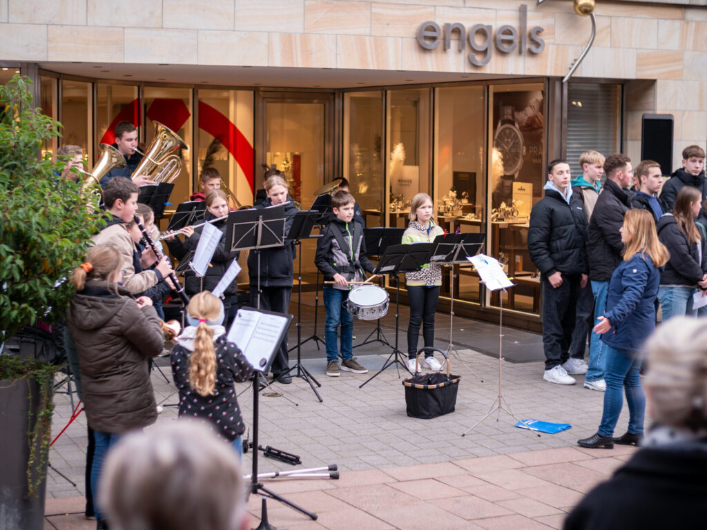 Die Gedenkfeier wurde musikalisch vom Schulorchester der Anne-Frank-Realschule unter der Leitung von Dr. Annegret Heemann begleitet.