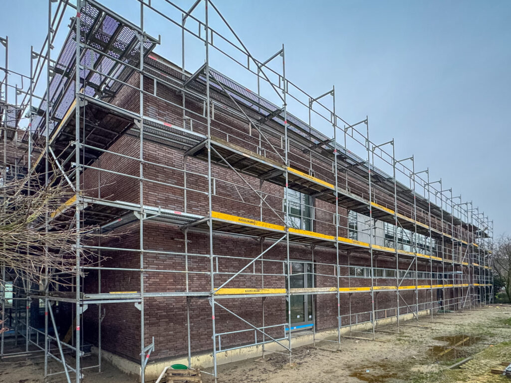 Der Neubau der Mensa am Ahauser Josef-Cardijn-Haus schreitet voran. Die Gebäudehülle ist nun dicht, in Kürze beginnt der Innenausbau.